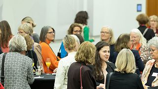 Frauen an Stehtischen beim Get-Together