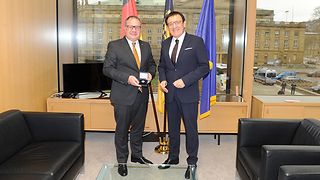 Vlad Vasiliu, Generalkonsul von Rumänien in Stuttgart und Landtagsvizepräsident Dr. Wolfgang Reinhart in seinem Dienstzimmer