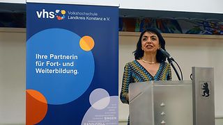 Landtagspräsidentin Muhterem Aras spricht am Rednerpult