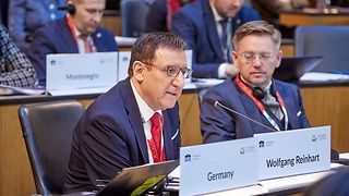 Der Landtagsvizepräsident Dr. Wolfgang Reinhart sitzt im österreichischen Parlament