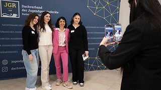 Landtagspräsidentin Frau Aras macht Fotos mit Besucher und Besucherinnen