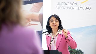 Landtagspräsidentin Frau Aras spricht