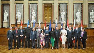 Ein Gruppenbild mit Politiker und Politikerinnen im österreichischen Parlament