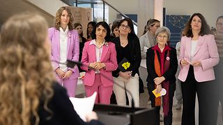 Landtagspräsidentin Frau Aras mit den frauenpolitischen Sprecherinnen hören beim Vortrag zu 