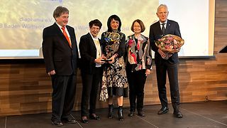 Gruppenbild mit Landtagspräsidentin Muhterem Aras, Rita Süssmuth und Oberbürgermeister Harry Mergel und weiteren Personen
