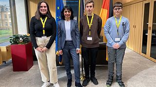 Die Quizgewinner mit Landtagspräsidentin Muhterem Aras in ihrem Dienstzimmer