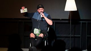 Improvisationskünstler Fabian Friedl liest vom Publikum notierte Begriffe vor.