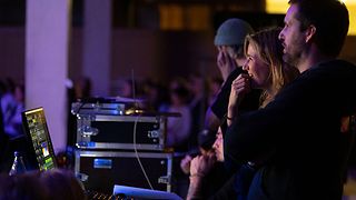 Studierende am Technikpult