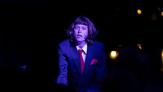 Schauspielerin Emma Schoepe performt auf der Bühne.