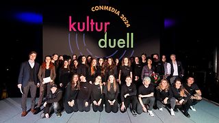 Gruppenbild aller Beteiligter mit Landtagspräsidentin Aras auf der Bühne