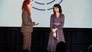 Moderatorin Anna Tschürtz interviewt Landtagspräsidentin Muhterem Aras.