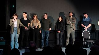 Die am Programm beteiligten Kulturschaffenden und Experten stehen gemeinsam auf der Bühne.