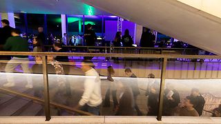 Gäste der Conmedia gehen die Treppe zur Lobby hoch.