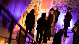 An Pinnwänden im Eingangsbereich lesen Besuchende Antworten auf die Frage "Was ist Kultur für dich?".