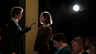 Moderator Christoph Neumann interviewt eine Zuschauerin.