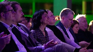 In der ersten Reihe sitzen Landtagspräsidentin Muhterem Aras und weitere Abgeordnete.