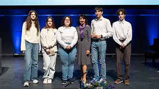 Muhterem Aras mit Schülern