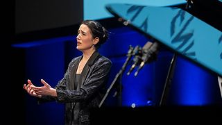 Shachar Lavi singt auf der Bühne.