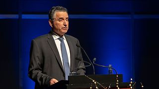 Rami Suliman spricht am Rednerpult.