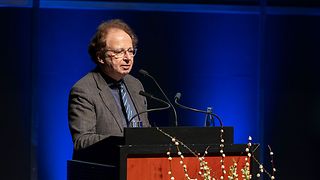 Prof. Doron Kiesel spricht am Rednerpult.