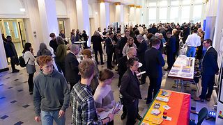 Viele Menschen vor Infoständen.