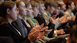 Das Publikum klatscht.