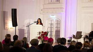 Landtagspräsidentin Muhterem Aras spricht am Rednerpult