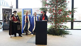 Muhterem Aras spricht am Rednerpult vor dem geschmückten Weihnachtsbaum.