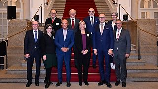 Gruppenfoto im Bayerischen Landtag mit Vizepräsident Born und weiteren Parlamentspräsident:innen