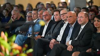 In der ersten Reihe sitzen Abgeordnete aller Fraktionen.