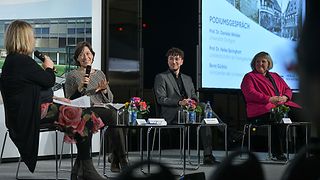 Moderatorin Gigi Deppe spricht mit Verfassungsrechtlerin Prof. Dr. Daniela Winkler, dem Vorsitzenden des Landesschülerbeirats Berat Gürbüz und der badischen Landesbischöfin Prof. Dr. Heike Springhart