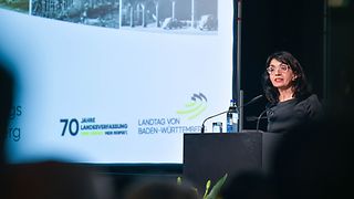 Landtagspräsidentin Aras spricht am Rednerpult