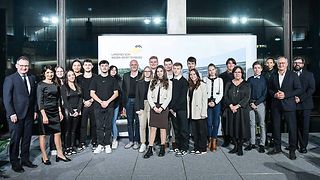 Schülerinnen und Schüler der Kaufmännischen Schule Heidenheim machen ein Gruppenfoto mit Landtagspräsidentin Aras.