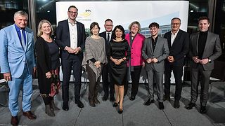 Gruppenfoto mit den Fraktionsvorsitzenden der Grünen, CDU, SPD und FDP/DVP, Landtagspräsidentin Aras und den Teilnehmenden des Podiumsgesprächs