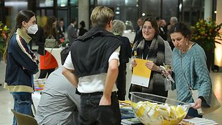 Stand der Landeszentrale für politische Bildung im Foyer.