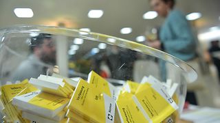 Landesverfassungen im Miniaturformat liegen in einer transparenten Schüssel.