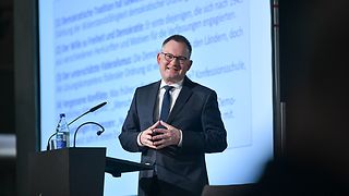 Historiker Prof. Dr. Philipp Gassert spricht am Rednerpult.