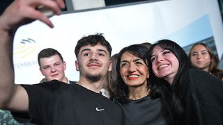 Zwei Schüler:innen machen ein Selfie mit der Landtagspräsidentin.