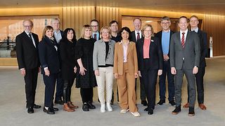 Gruppenbild mit der finnischen Delegation und der Landtagspräsidentin sowie Abgeordneten des Landtags