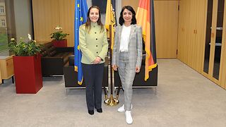 Landtagspräsidentin Muhterem Aras (re.) steht neben Generalkonsulin der Hellenischen Republik, Griechenland, Maria Kechri (li.) im Dienstzimmer