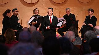 Der Schauspieler und Musiker stellen "75 Jahre Grundgesetz" künstlerisch dar