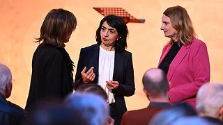 Frau Aras im Gespräch