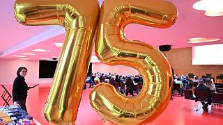 Luftballon der Zahl 75 