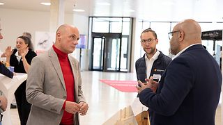 Stellvertretender Landtagspräsident Daniel Born im Gespräch mit Vertreter der Handwerkskammer Baden-Württemberg