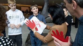 Landtagspräsidentin Muhterem Aras bei der Übergabe