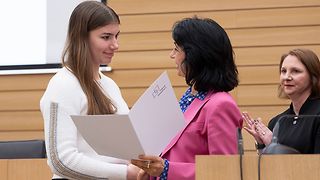 Landtagspräsidentin Muhterem Aras übergibt eine Siegerurkunde 