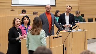 Schiedsrichter und Debattierende im Plenarsaal