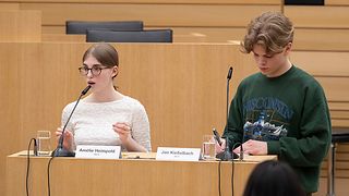 Die Debattierenden an den Rednerpulten im Plenarsaal