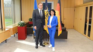 Michael Flügger, Botschafter der Bundesrepublik Deutschland in der Schweiz und Landtagspräsidentin Muhterem Aras in ihrem Dienstzimmer