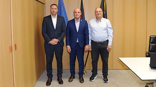 Gruppenbild im Dienstzimmer des Vizepräsidenten: Matan Kahana (li.), Parlamentsabgeordneter der israelischen Knesset, Daniel Born Vizepräsident des Landtags sowie Daniel Zellner (re.), Überlebender des Terrorangriffs der Hamas